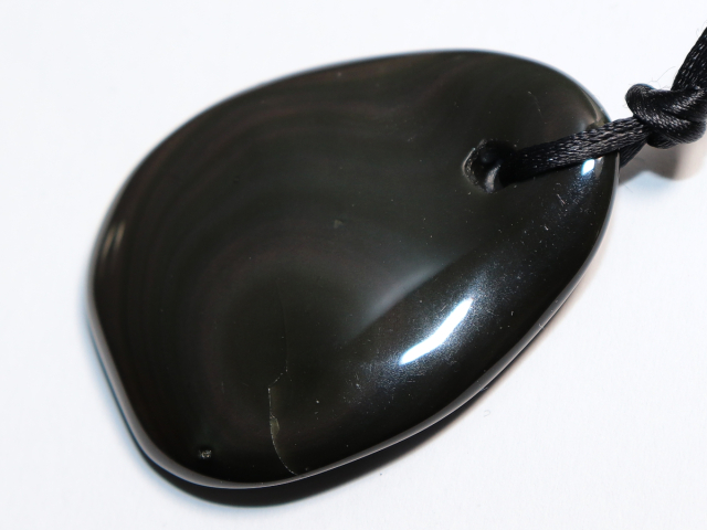 Regenbogenobsidian mit Band