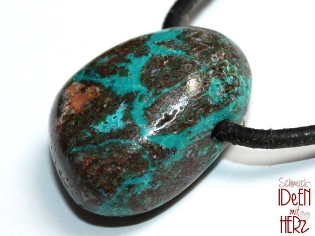 Chrysocolla on cord