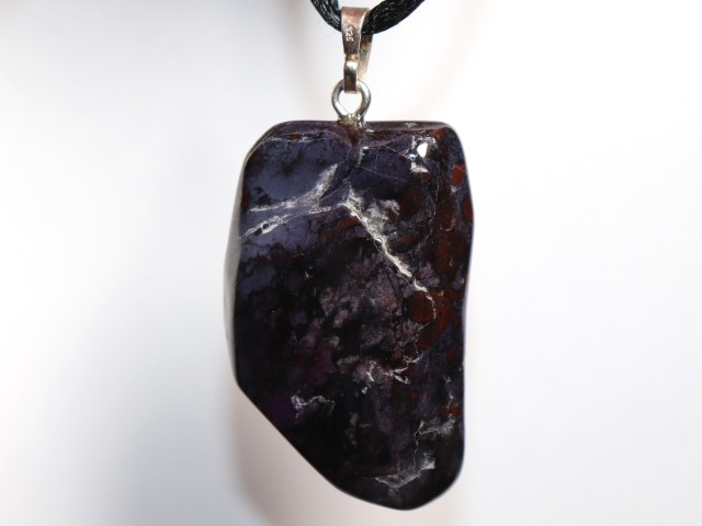 Sugilith mit Band oder Silber 925