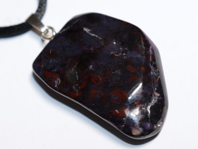 Sugilith mit Band oder Silber 925
