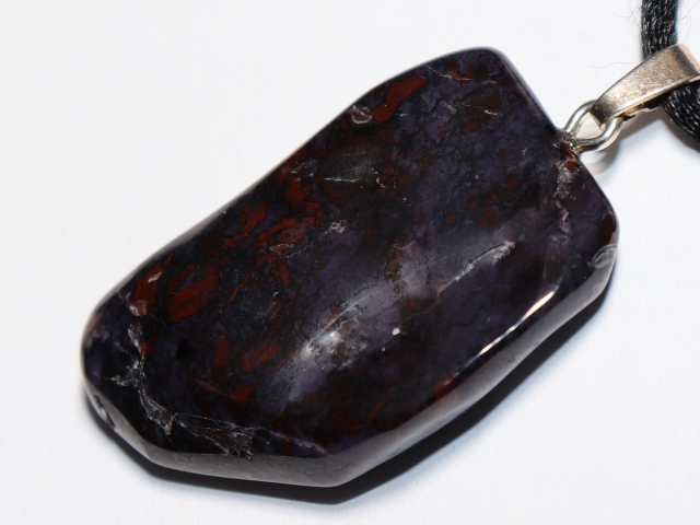 Sugilith mit Band oder Silber 925