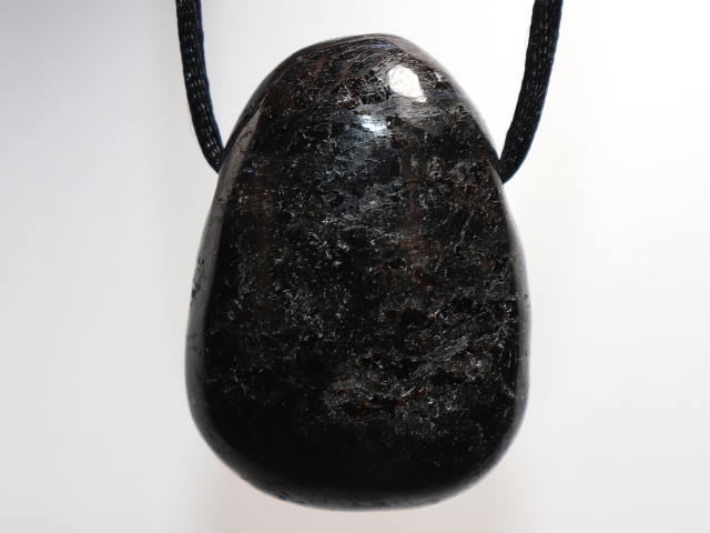 Anthophyllit mit Band oder Silber 925