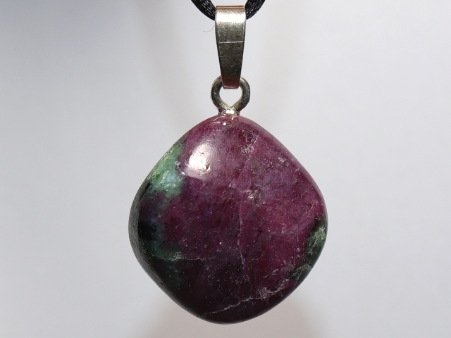 Rubin in Zoisit mit Band oder Silber 925