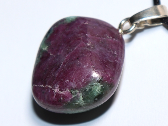 Rubin in Zoisit mit Band oder Silber 925