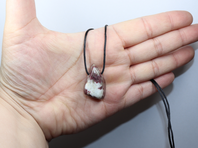 roter Turmalin (Rubellit) mit Band oder Silber 925