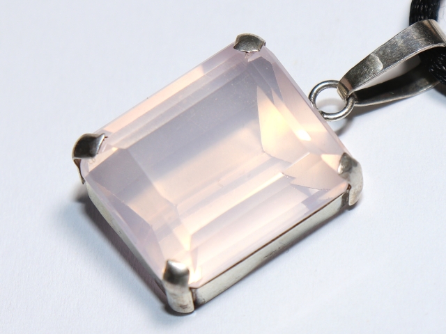 Rosenquarz mit Band oder Silber 925