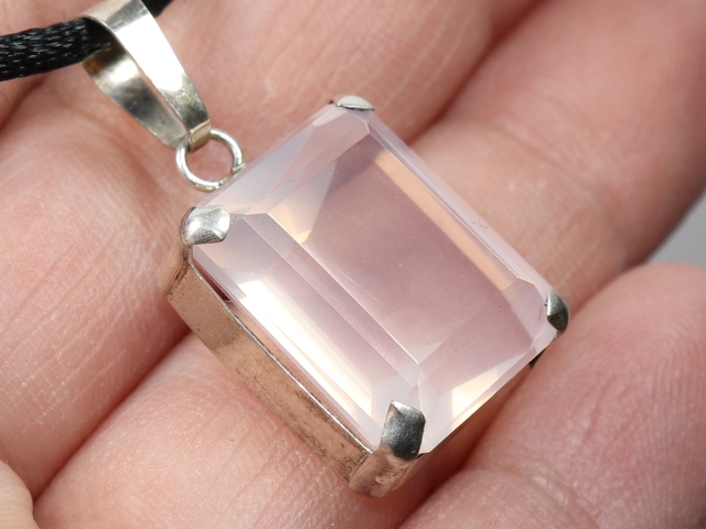 Rosenquarz mit Band oder Silber 925