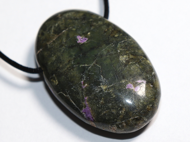 Stichtit in Serpentin mit Band oder Silber 925
