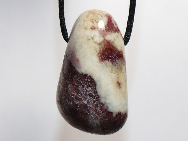 Preview: Eudialyt in Syenit mit Band oder Silber 925