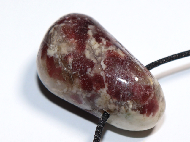 Eudialyt in Syenit mit Band oder Silber 925