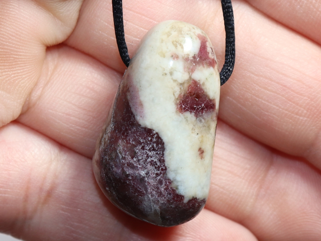 Eudialyt in Syenit mit Band oder Silber 925