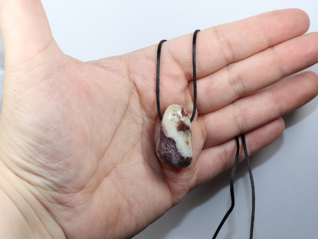 Eudialyt in Syenit mit Band oder Silber 925