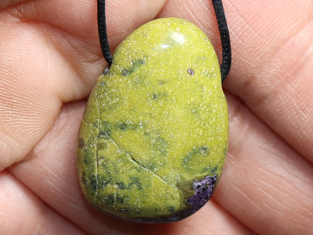 Stichtit in Serpentin mit Band oder Silber 925