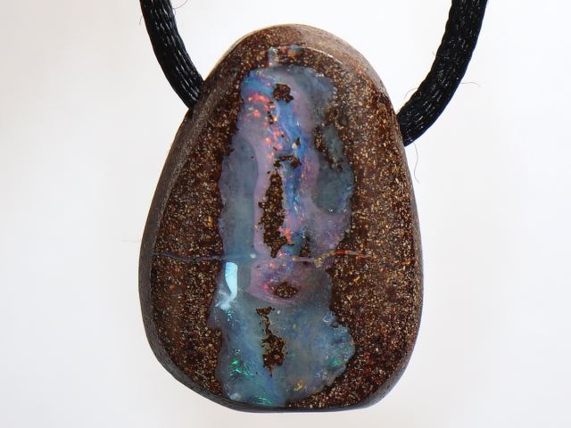 Preview: Boulder opal with cord