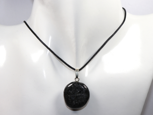 Anthophyllit mit Band oder Silber 925
