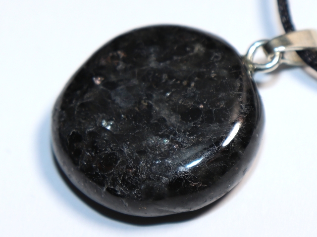 Anthophyllit mit Band oder Silber 925