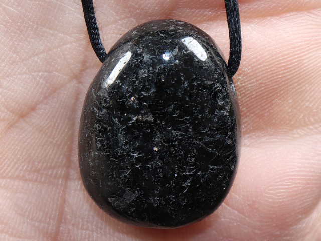 Amphibolit mit Band oder Silber 925