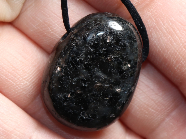 Amphibolit mit Band oder Silber 925