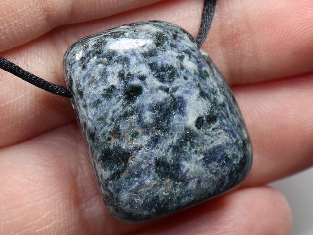 Glaukophan mit Band oder Silber 925