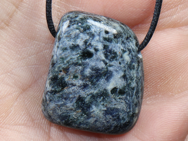 Glaukophan mit Band oder Silber 925