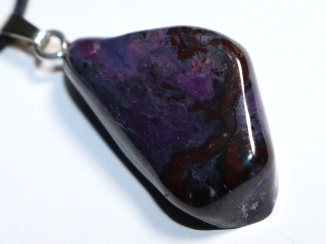 Sugilith mit Band oder Silber 925