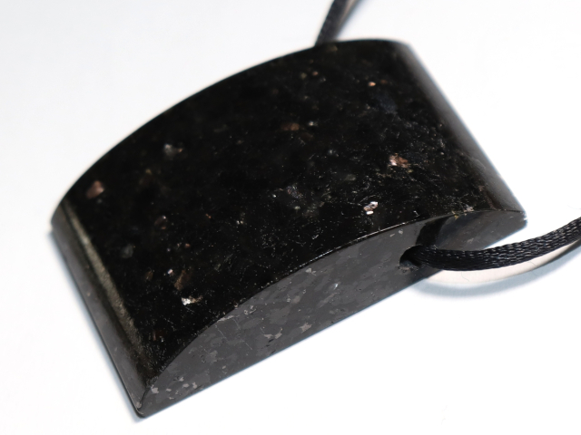 Amphibolit mit Band oder Silber 925