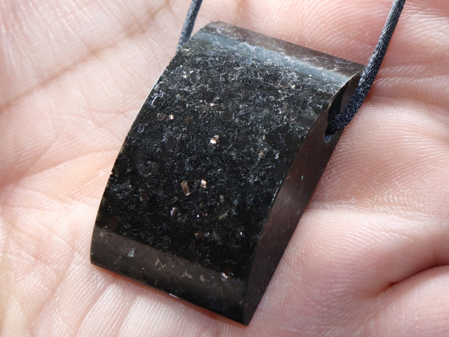 Amphibolit mit Band oder Silber 925