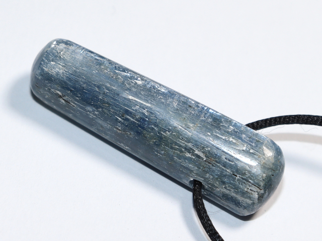 Kyanit (Disthen) mit Band oder Silber 925