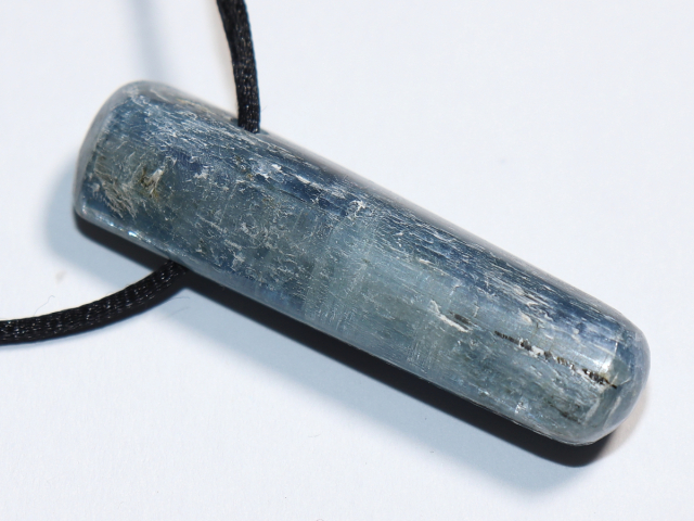 Kyanit (Disthen) mit Band oder Silber 925