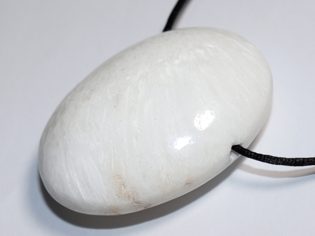skolezite with nylon cord