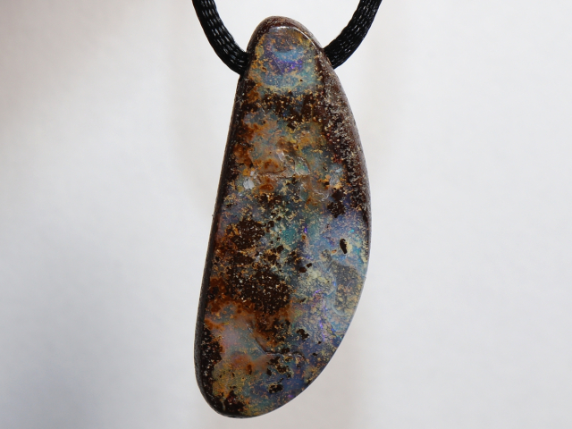 Preview: Boulder opal with cord