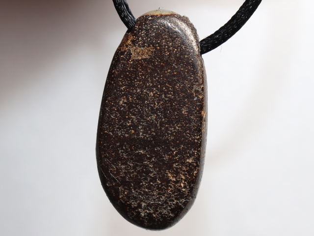 Preview: Boulder opal with cord