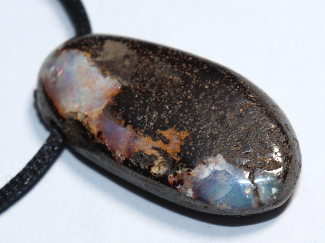 Preview: Boulder opal with cord