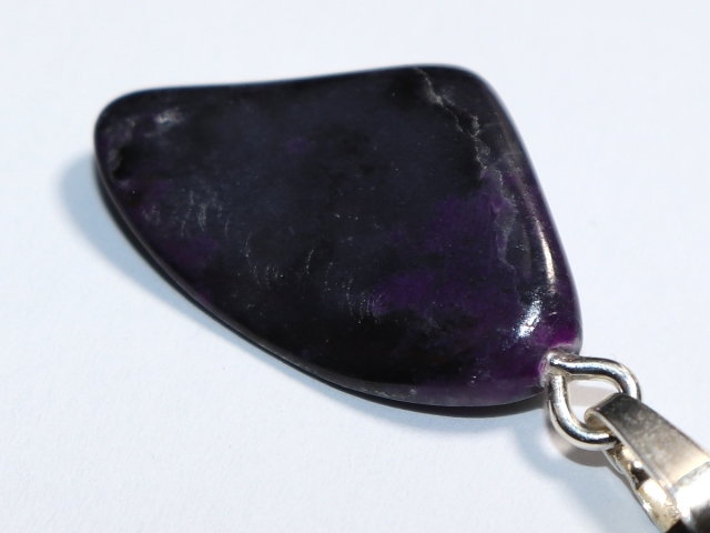 Sugilith mit Band oder Silber 925