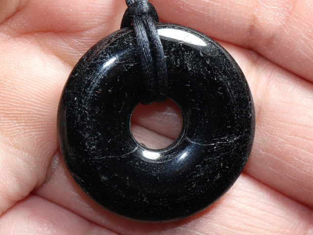 schwarzer Turmalin (Schörl) mit Band