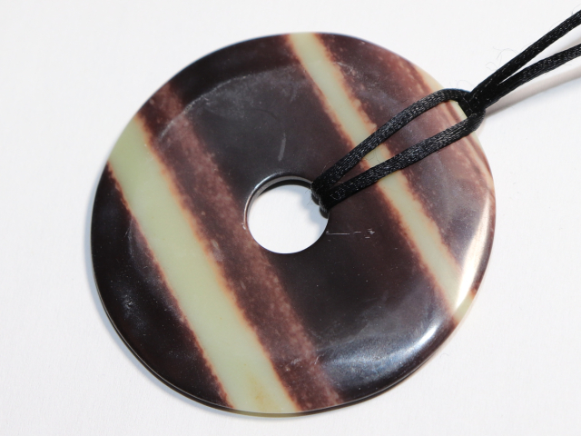 Schwarzband-Jaspis mit Band