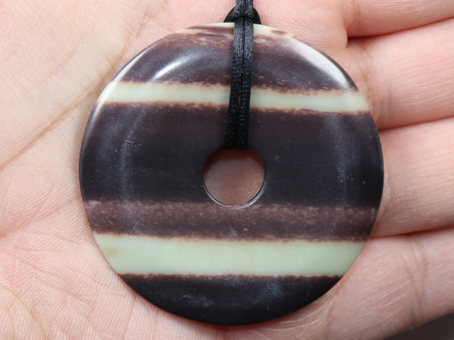 Schwarzband-Jaspis mit Band