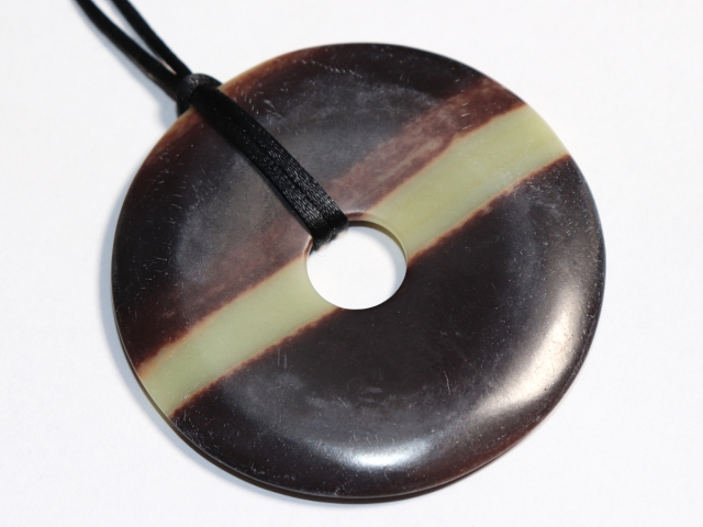 Schwarzband-Jaspis mit Band