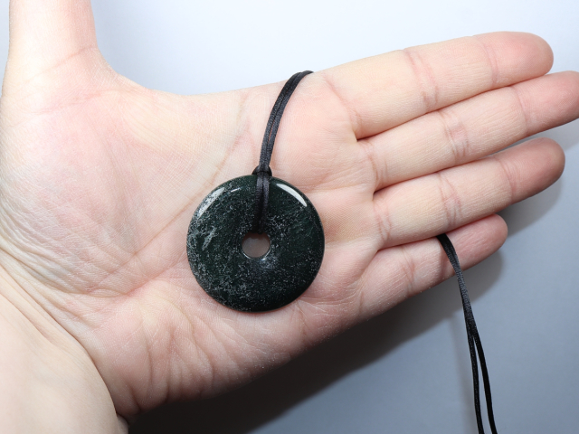 moss agate with cord