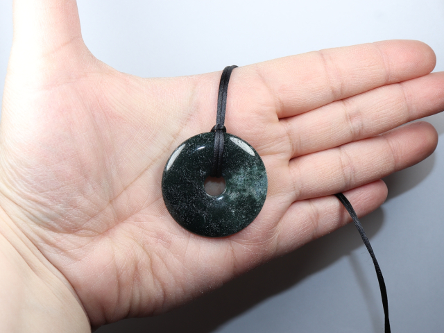 moss agate with cord