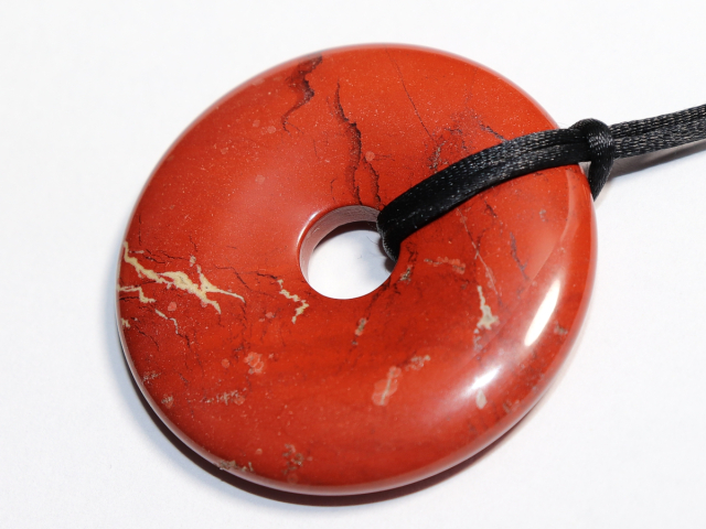 roter Jaspis mit Band