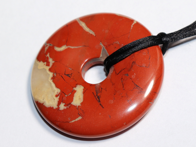 roter Jaspis mit Band