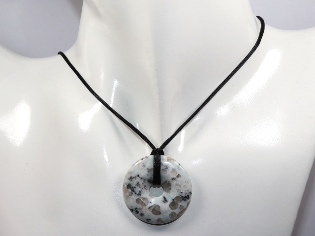 kiwi stone with cord