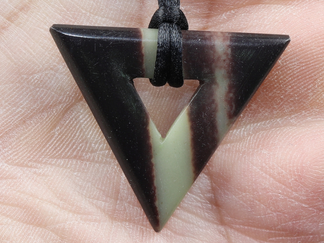 Schwarzband-Jaspis mit Band