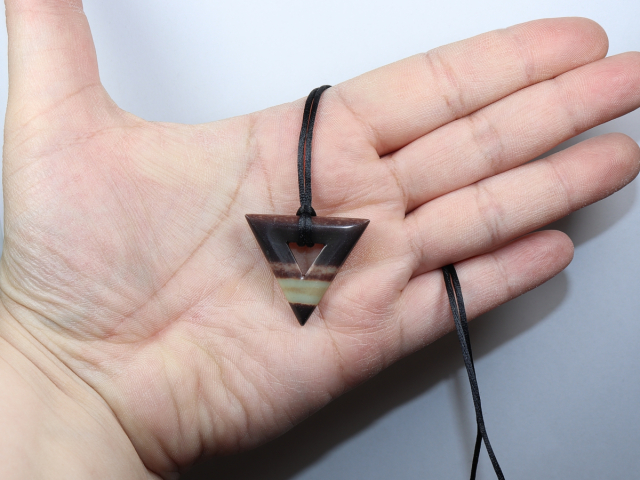 Schwarzband-Jaspis mit Band