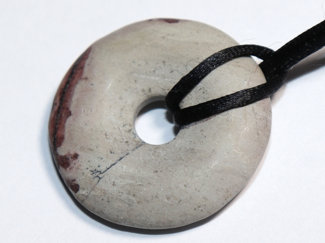 Porzellanit mit Band