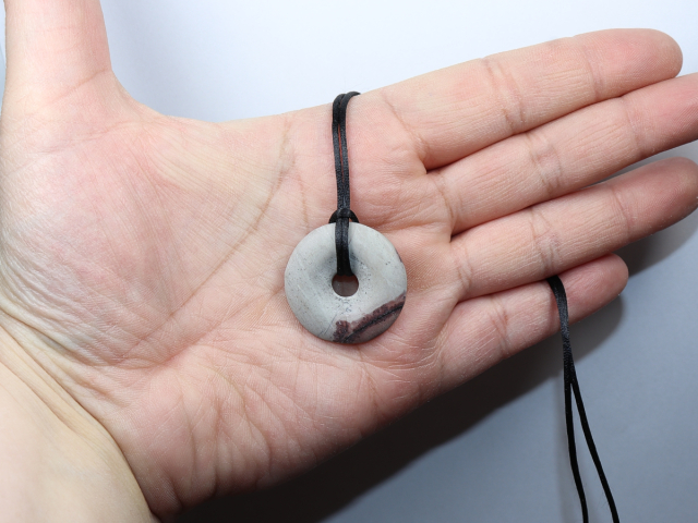 Porzellanit mit Band