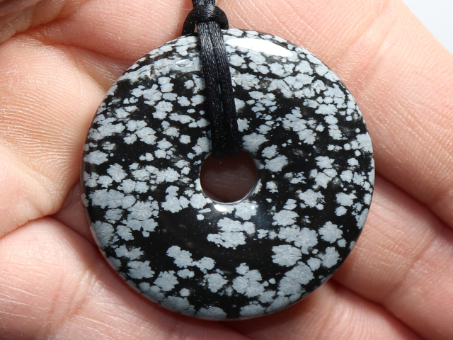 Schneeflockenobsidian mit Band