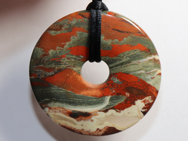 Vulkanjaspis mit Band