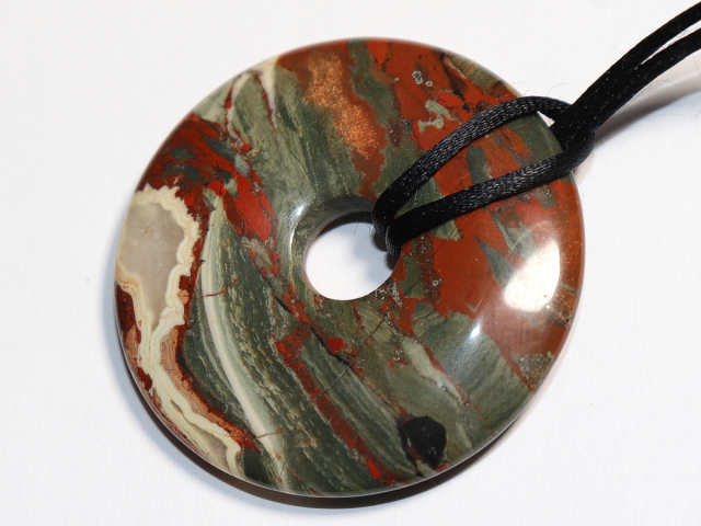 Vulkanjaspis mit Band